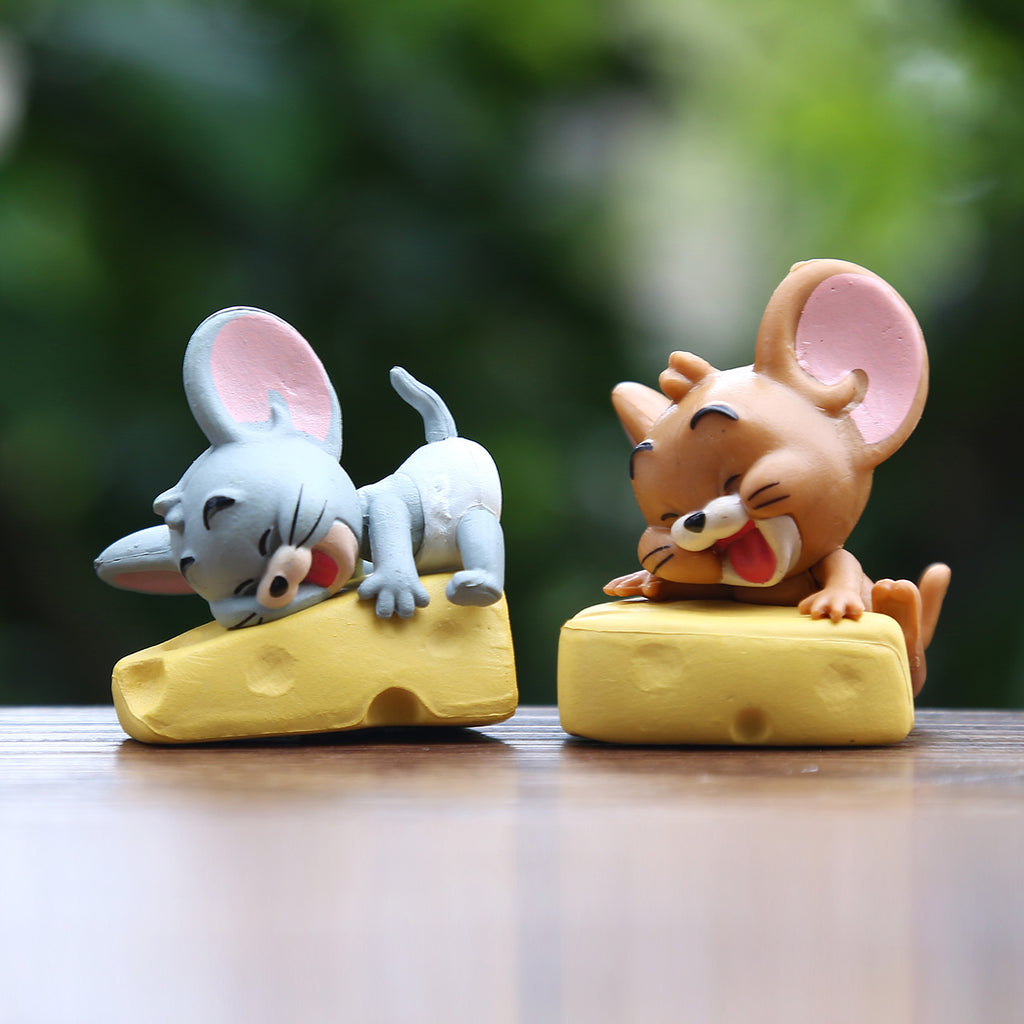 Hugging Disney Figure Topper Set